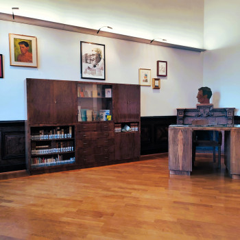 Inaugurato il 12 novembre 2025, lo "Studio Crise" è uno spazio, dedicato a Stelio Crise, che permette di immergersi nella sua vita e nella sua opera attraverso una ricca collezione di libri, documenti, manoscritti e materiali unici